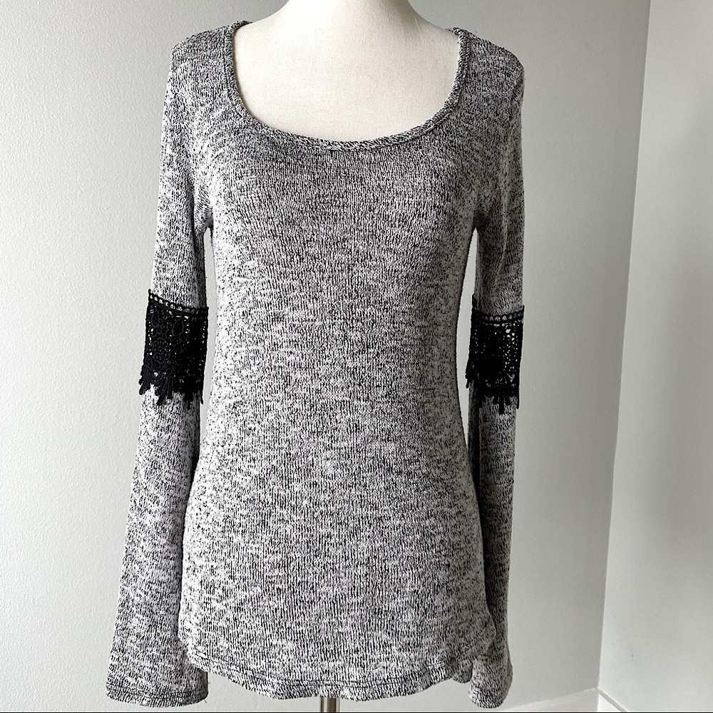 LA Hearts | L | Gray knit | v-neck | lace details